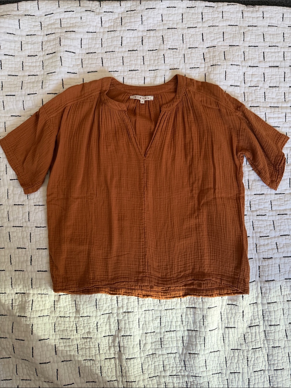 Xirena 100% cotton soft V-Neck Women’s Top in Rust